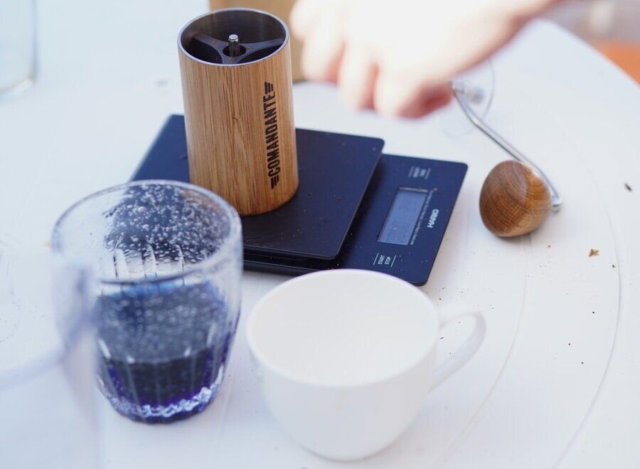 A simple, 0.1 gram accurate, compact coffee and food scale